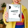 Frau hält A5 Ordner mit Erinnerungsdesign