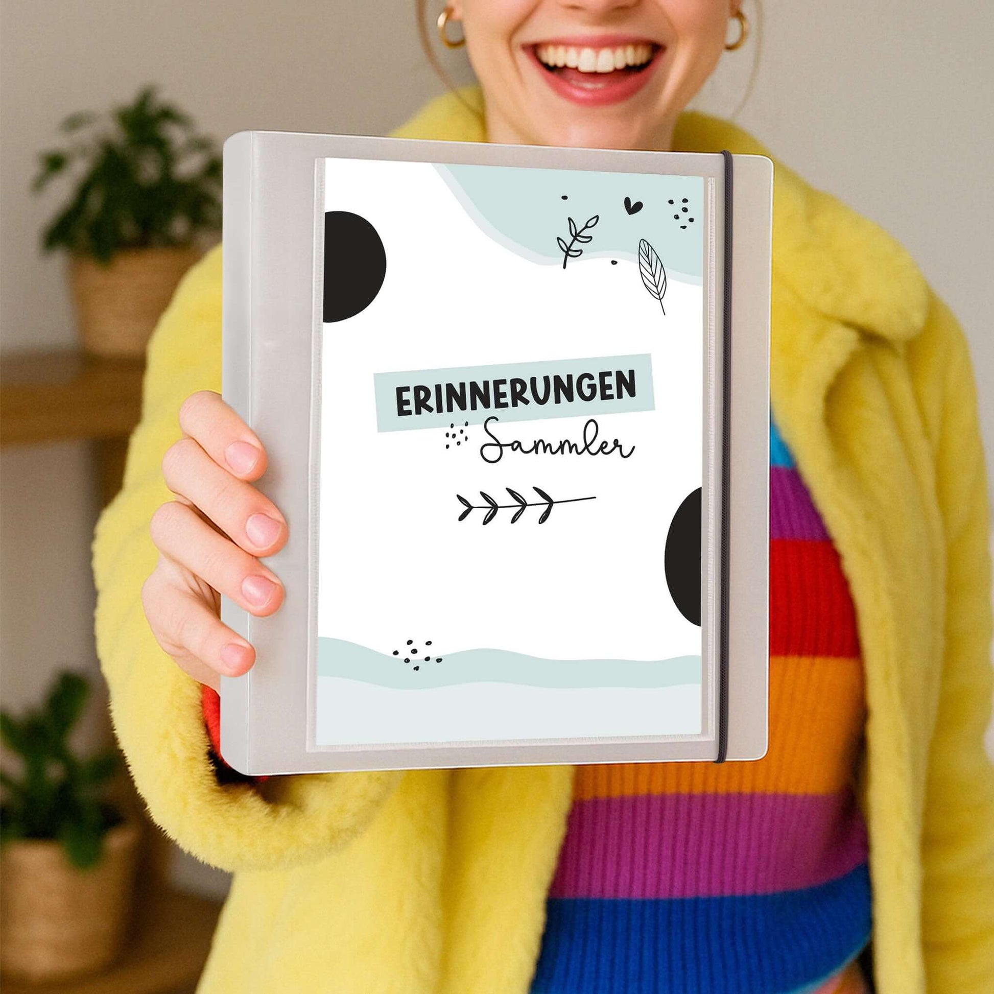 Frau hält A5 Ordner mit Erinnerungsdesign