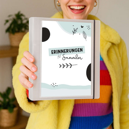 Frau hält A5 Ordner mit Erinnerungsdesign