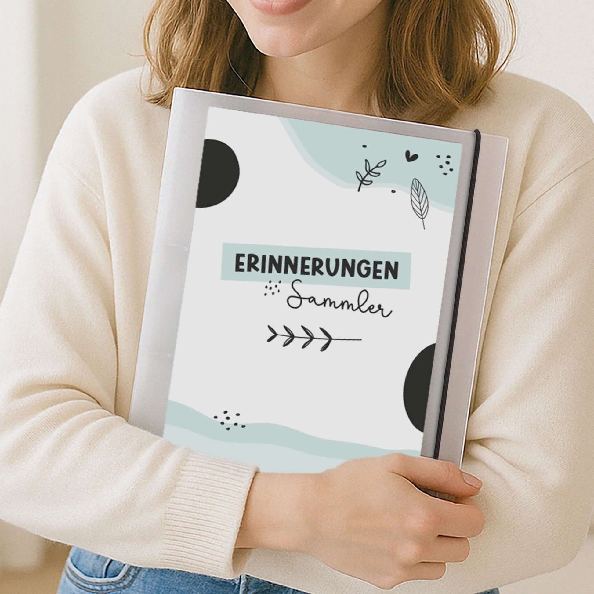 Flexibook Ringordner Erinnerungssammler in Hand gehalten