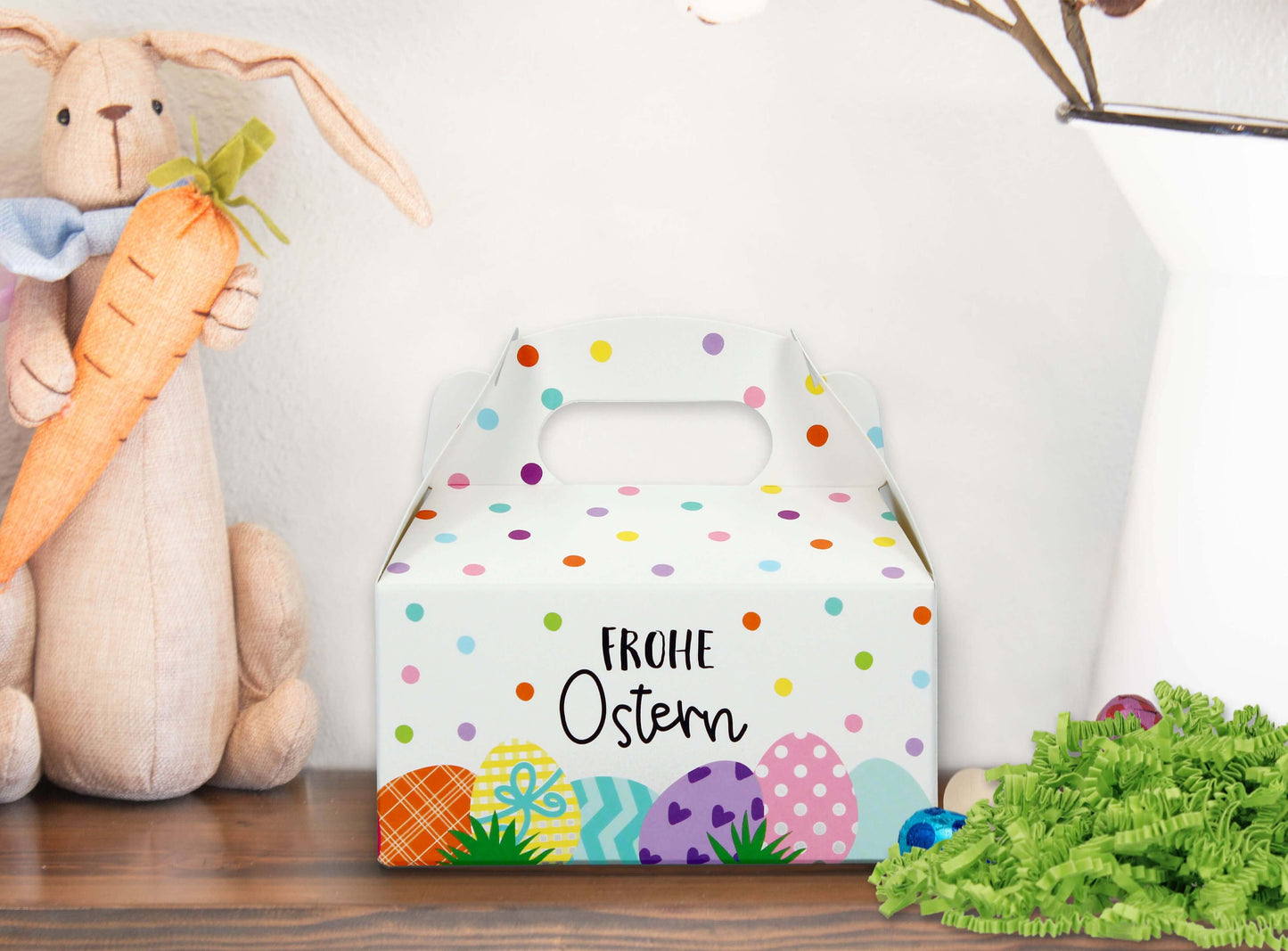 Ostergeschenkbox mit Henkel - Osternest mit grünem Ostergras Dekorationsbeispiel